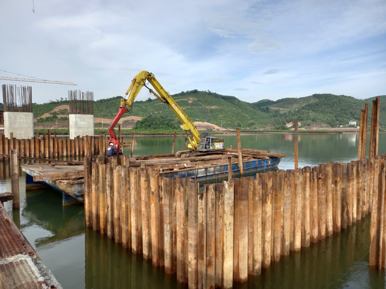 du-an-cau-tien-yen-quang-ninh-thi-cong-dong-nho-coc (10)