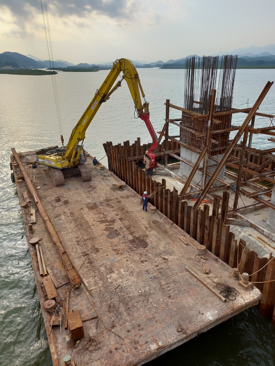 du-an-cau-tien-yen-quang-ninh-thi-cong-dong-nho-coc (6)