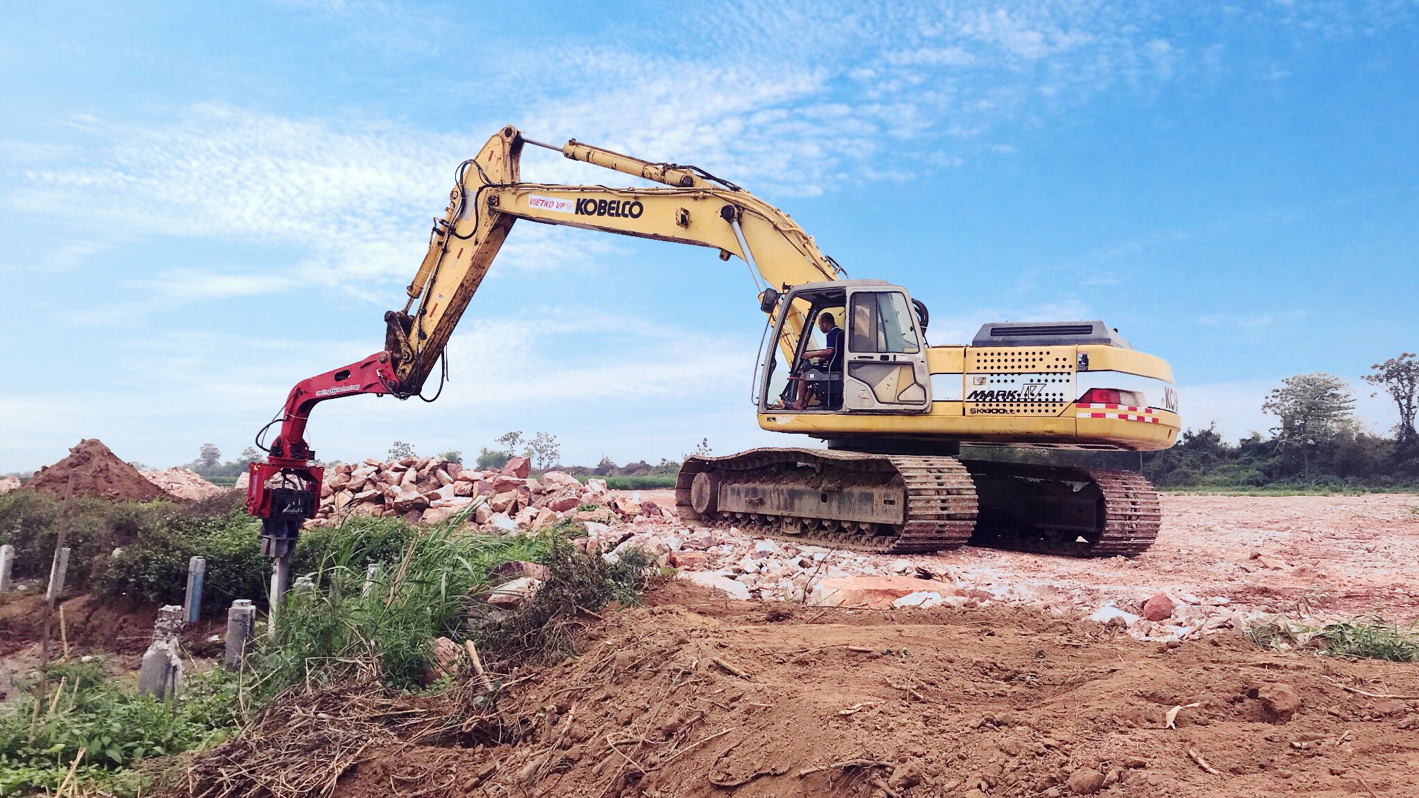 may-xuc-dao-SK-400-va-bua-rung-sterling-sh-30 (1)