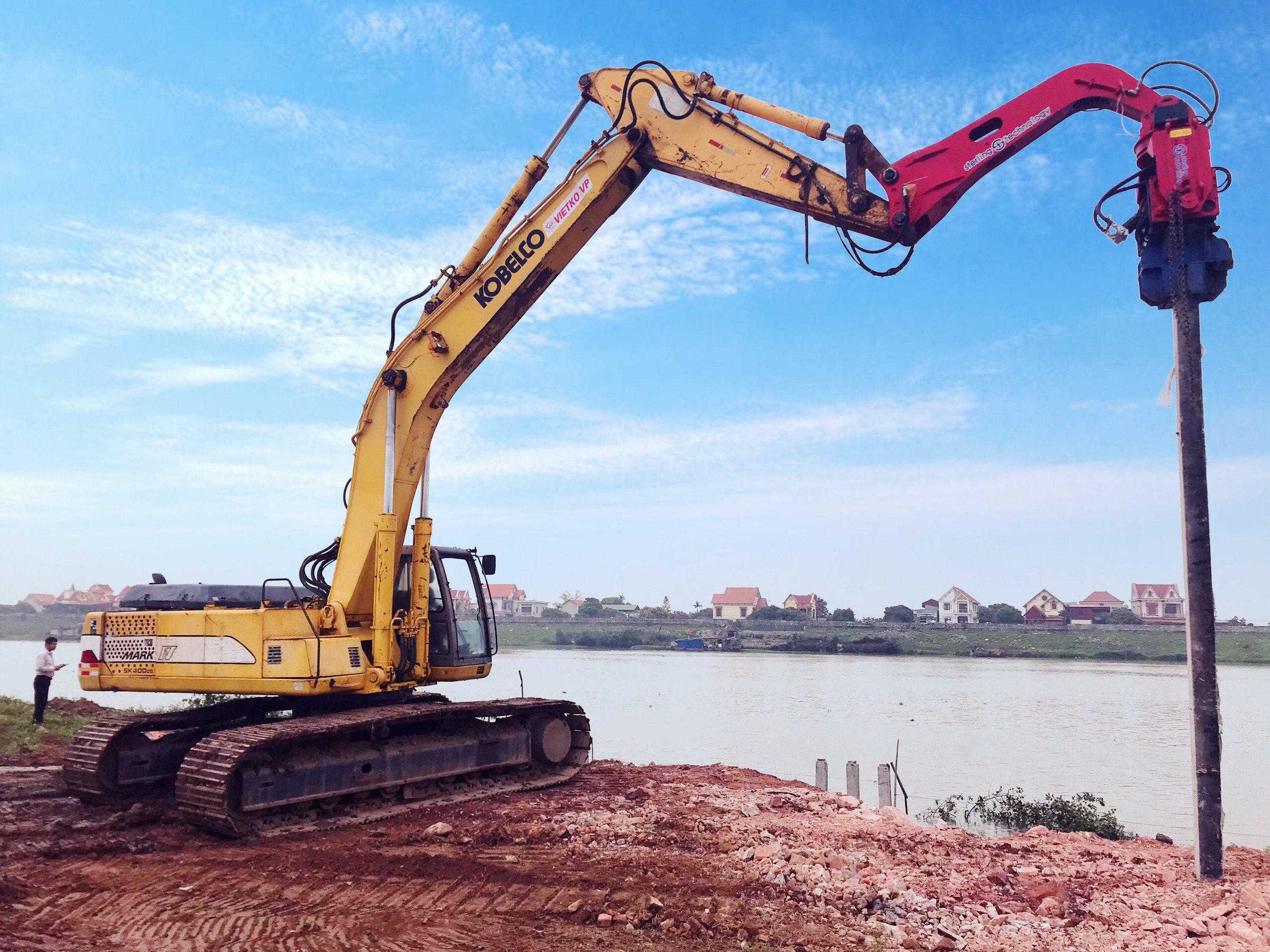 may-xuc-dao-SK-400-va-bua-rung-sterling-sh-30 (4)