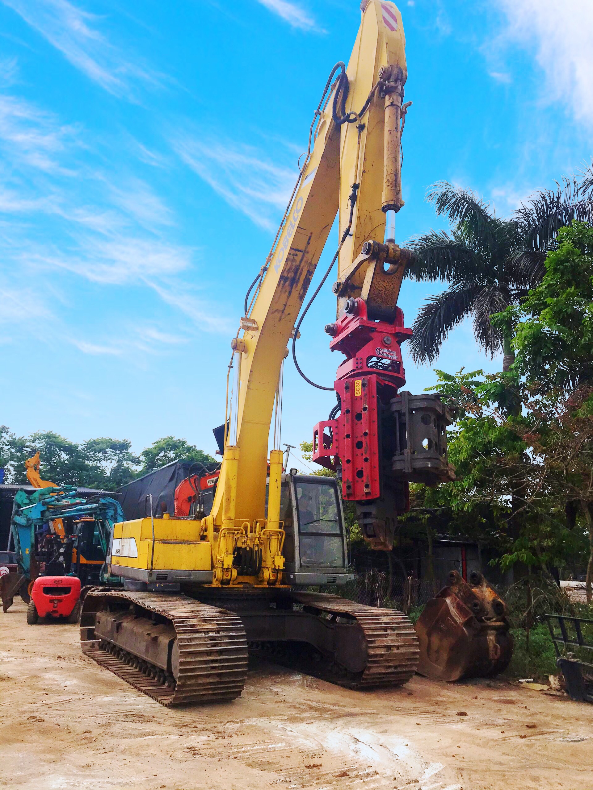 may-xuc-dao-SK-460-bua-kep-nang-sterling-sider-grip (1)